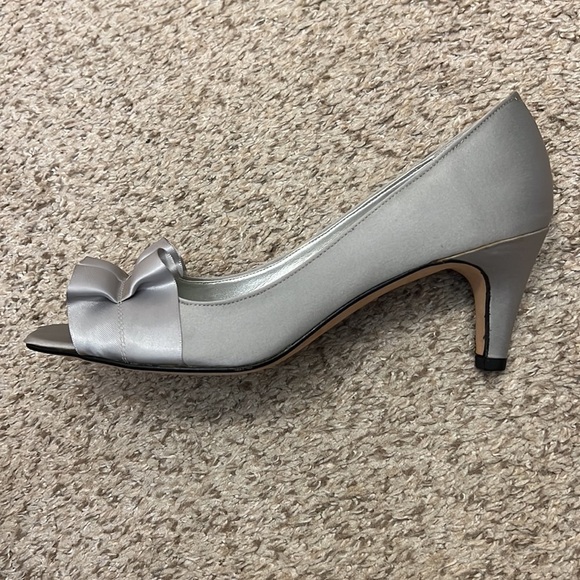 Vaneli Di Notte Silver Satin Peep Toe Heels - Picture 5 of 13